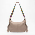 Bolso de Hombro Estilo Hobo con Flecos y Correa Tejida en Tono Taupe / Visón