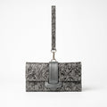 Cartera Larga Cincelada en Gris Platino | Wristlet de Piel